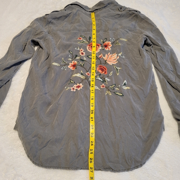AE Green Buttonup with Floral Embroidery on Back, Women's Size M - Picture 5 of 5